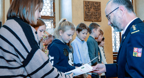 Na plzeňské radnici byli oceněni malí výtvarníci. Konalo se slavnostní vyhlášení soutěže Kdy volat 150