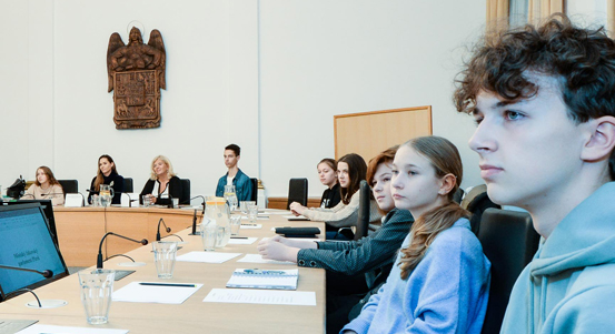 Na plzeňské radnici zasedal Městský žákovský parlament. Zvolil si své předsednictvo