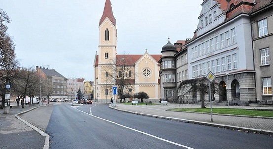 Na Chodském náměstí lze bezpečněji přecházet, zmizely vyjeté koleje na zastávce