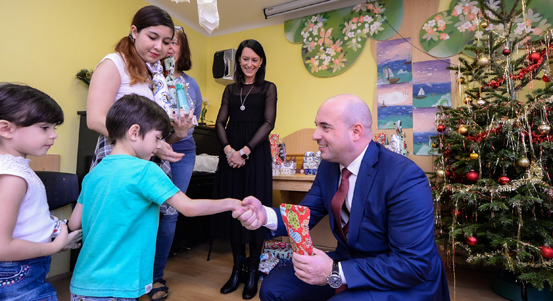 Plzeňští radní rozvezli vánoční dary a pozdravy do 21 sociálních zařízení