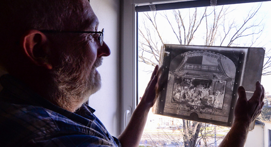 Tomáš Bernhardt spravuje sbírku skleněných negativů. Historické snímky jsou k vidění v mázhauzu radnice