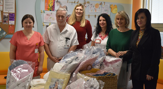 Zlatá rybička připlula za dětmi do nemocnice. Obdarovala je zavinovačkami a dekami