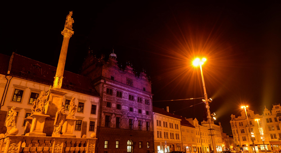 Radnice se rozsvítila do fialové barvy. Upozornila tím na problémy dětí s epilepsií