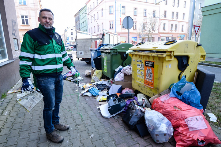 Doúklid odpadků (fotografie: M. Pecuch)