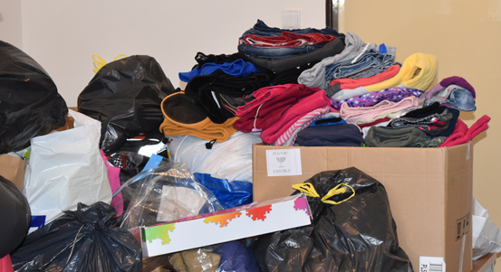Úředníci magistrátu vyprázdnili šatníky, do sbírky dali 70 pytlů oblečení, obuvi i hraček