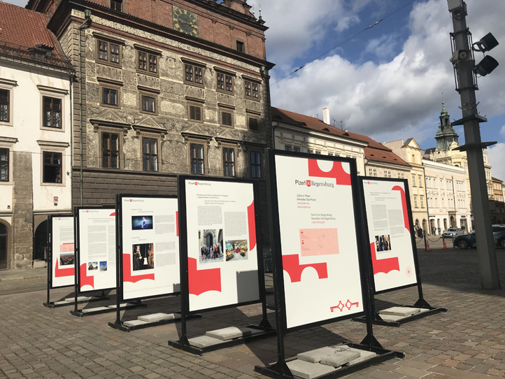 Výstava před plzeňskou radnicí (foto: M. Krausová)