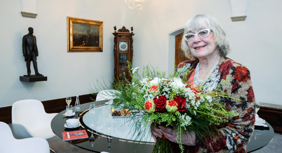 Primátor města Plzně Roman Zarzycký popřál k významnému životnímu jubileu plzeňské výtvarnici Květě Monhartové