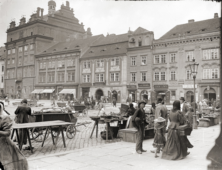 Trh v severovýchodním rohu náměstí v 90. letech 19. století (foto: K. L. Soběhrad, ze sbírky národopisného oddělení Západočeského muzea v Plzni)