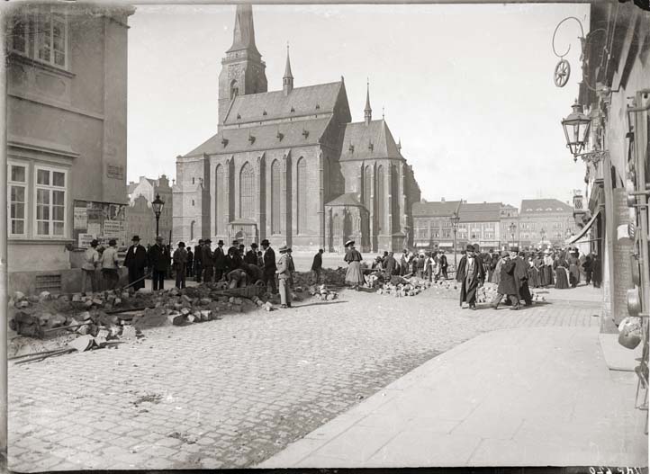 Pokládání tramvajových kolejí ve Františkánské ulici a náměstí v roce 1899 (foto: Č. Hrbek, ze sbírky národopisného oddělení Západočeského muzea v Plzni)