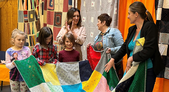 Děti z roudenské základní školy háčkovaly deky. Pomohou tím hospicu