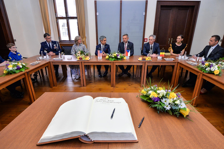 Setkání a pietní akt na plzeňské radnice (fotografie: M. Pecuch)