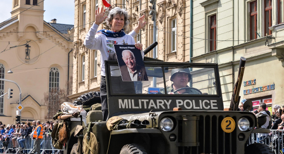 Konvoj svobody projel Plzní. Mávaly mu desítky tisíc lidí