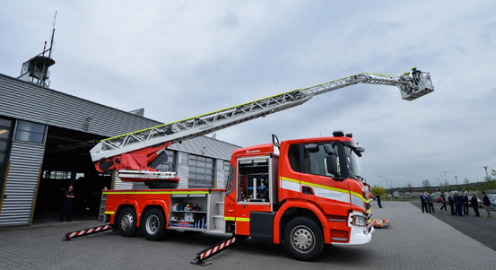 Plzeň přispěla miliony korun na novou techniku profesionálním hasičům