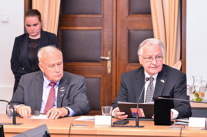 Předání stipendia (fotografie: M. Pecuch)