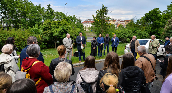 Památku profesora Viktora Viktory připomíná pamětní deska za budovou pedagogické fakulty