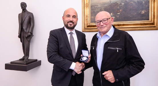 Primátor města Plzně přijal olympijského vítěze u příležitosti jeho životního jubilea. Střelec Jan Kůrka oslavil osmdesátiny