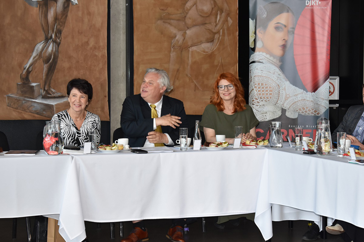 Fotografie z jednání rady: H. Josefová