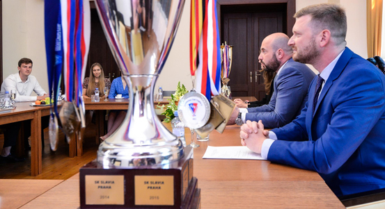 Primátor Roman Zarzycký a radní Tomáš Morávek se setkali s pozemními hokejisty a hokejistkami z Litic. Pogratulovali jim ke sportovním úspěchům