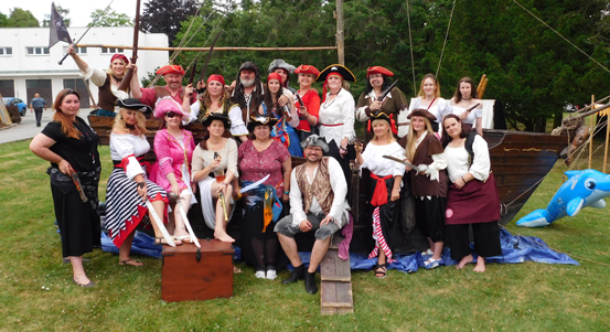 Domov Čtyřlístek zaplnili piráti. Konala se tam zahradní slavnost