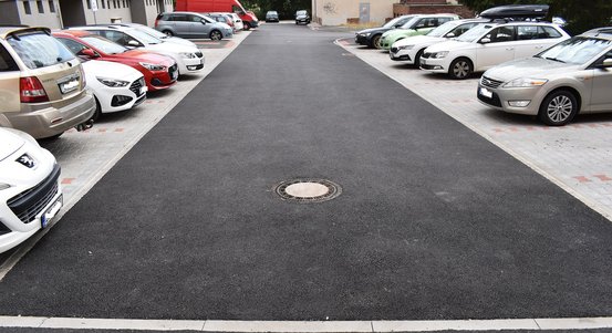 Díky stavebním úpravám komunikace mají obyvatelé domu v Manětínské 9 a 11 třikrát více parkovacích míst