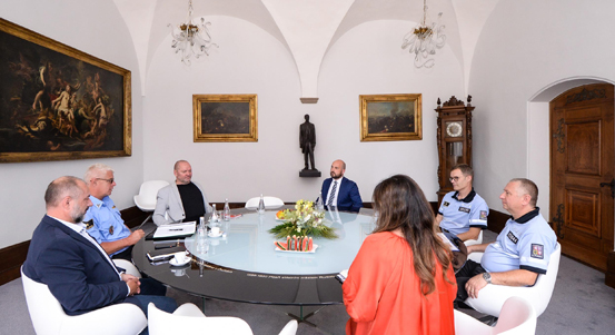 Primátor a radní poděkovali Policii ČR za výbornou práci při zjištění a zadržení pachatele brutálního činu v Plzni