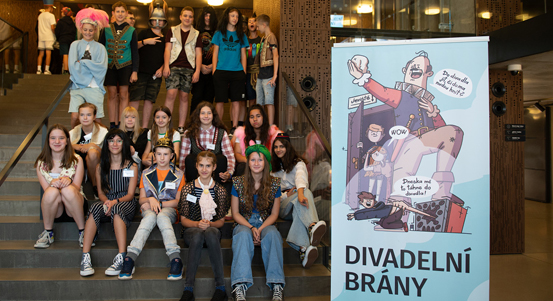 Divadelní bránou za poznáním. To je nový projekt DJKT pro školáky