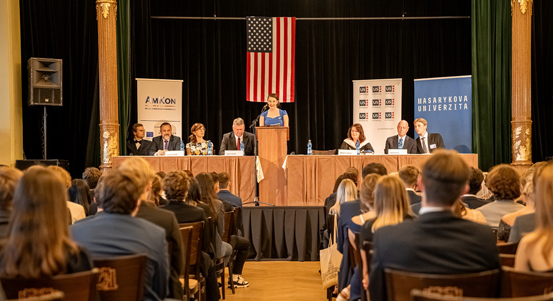 Studenti na plzeňské radnici simulují americký kongres