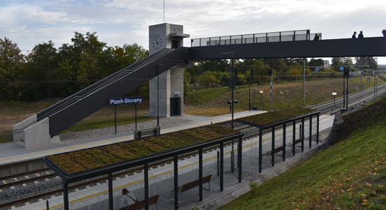 Železniční úsek mezi Lobzy a Koterovem se dočkal modernizace. Cestujícím už slouží dokončená zastávka