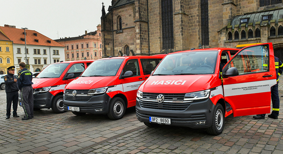 Dobrovolní hasiči z Bolevce, Křimic, Radobyčic a Doubravky obdrželi od města nová vozidla