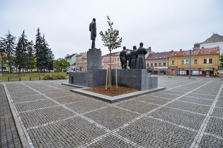 Sázení lípy (fotografie: M. Pecuch)