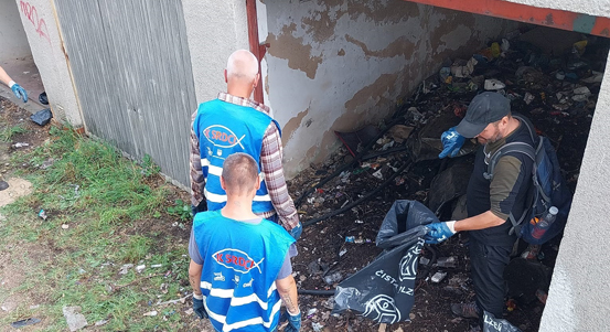 Lidé bez domova se zapojili do úklidu městských garáží