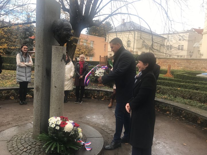 Zástupci města Plzně si připomněli Miroslava Horníčka. Foto: MMP