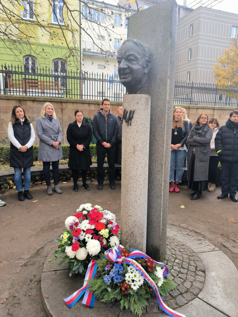 Zástupci města Plzně si připomněli Miroslava Horníčka. Foto: MMP