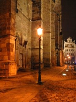 Pouliční osvětlení historického centra.