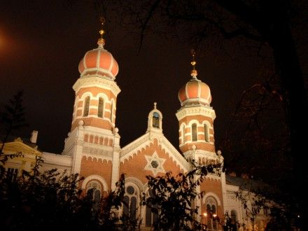 Turistické cíle v nočním centru Plzně