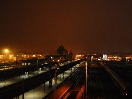 Kolejiště a nástupiště hl. vlakového nádraží v pozadí s hlavní budovou.