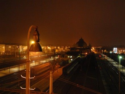 Kolejiště a nástupiště hl. vlakového nádraží v pozadí s hlavní budovou.