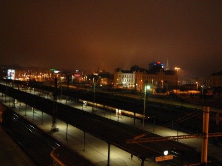 Kolejiště a nástupiště hl. vlakového nádraží v pozadí s budovou soudu.