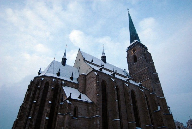 Katedrála sv. Bartoloměje a její okolí pod bílou peřinou