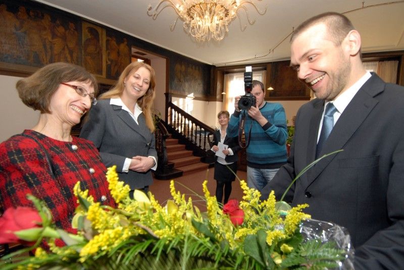 Poprvé (20.2.2012) od svého jmenování v roce 2009 navštívila velvyslankyně Kanady J. E. Valerie Raymond město Plzeň. Při téměř hodinovém rozhovoru s primátorem Martinem Baxou projevila zájem nejen o úspěchy čtvrtého největšího města České republiky, ale zároveň ji zajímalo, s jakými potížemi se současná městská správa potýká.