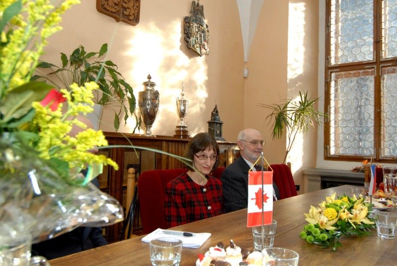 Poprvé (20.2.2012) od svého jmenování v roce 2009 navštívila velvyslankyně Kanady J. E. Valerie Raymond město Plzeň. Při téměř hodinovém rozhovoru s primátorem Martinem Baxou projevila zájem nejen o úspěchy čtvrtého největšího města České republiky, ale zároveň ji zajímalo, s jakými potížemi se současná městská správa potýká.