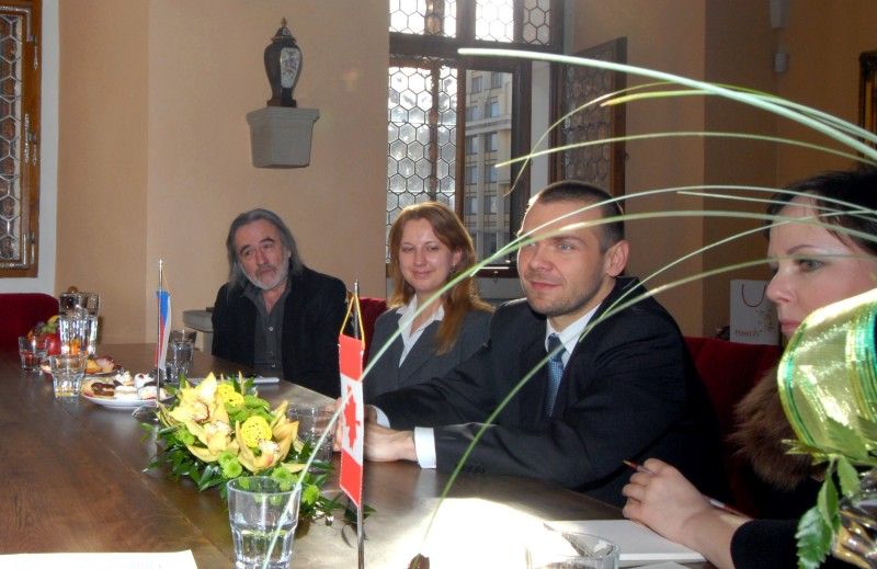 Poprvé (20.2.2012) od svého jmenování v roce 2009 navštívila velvyslankyně Kanady J. E. Valerie Raymond město Plzeň. Při téměř hodinovém rozhovoru s primátorem Martinem Baxou projevila zájem nejen o úspěchy čtvrtého největšího města České republiky, ale zároveň ji zajímalo, s jakými potížemi se současná městská správa potýká.