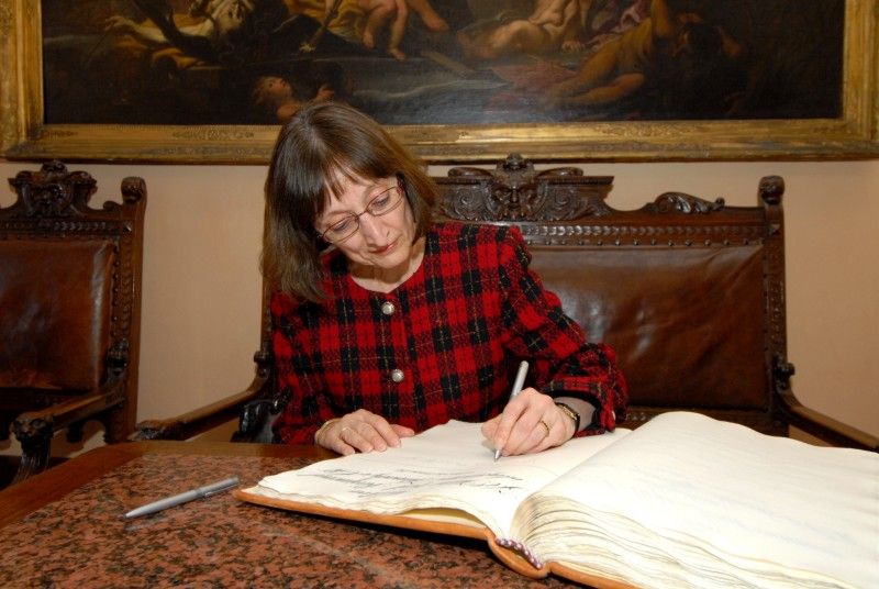 Poprvé (20.2.2012) od svého jmenování v roce 2009 navštívila velvyslankyně Kanady J. E. Valerie Raymond město Plzeň. Při téměř hodinovém rozhovoru s primátorem Martinem Baxou projevila zájem nejen o úspěchy čtvrtého největšího města České republiky, ale zároveň ji zajímalo, s jakými potížemi se současná městská správa potýká.