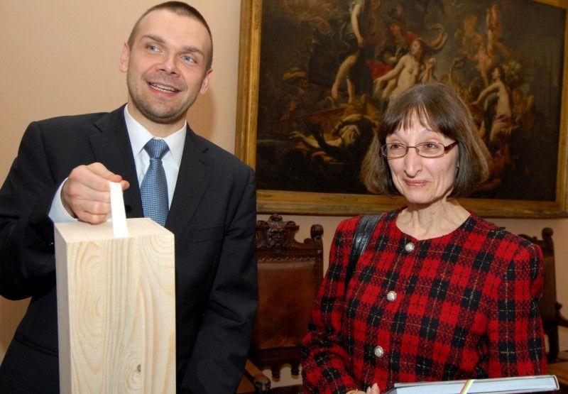 Poprvé (20.2.2012) od svého jmenování v roce 2009 navštívila velvyslankyně Kanady J. E. Valerie Raymond město Plzeň. Při téměř hodinovém rozhovoru s primátorem Martinem Baxou projevila zájem nejen o úspěchy čtvrtého největšího města České republiky, ale zároveň ji zajímalo, s jakými potížemi se současná městská správa potýká.