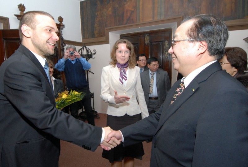 Na plzeňskou radnici zavítali (20.2.2012) po návštěvě hejtmanství zástupci Tchajpejské hospodářské a kulturní kanceláře v čele se zastupitelem Jong-jen Chiu. Krátké setkání s primátorem Martinem Baxou se vyznačovalo debatou o ekonomice, investičních příležitostech a kultuře.