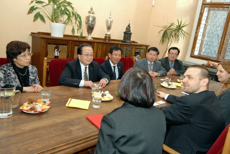 Na plzeňskou radnici zavítali (20.2.2012) po návštěvě hejtmanství zástupci Tchajpejské hospodářské a kulturní kanceláře v čele se zastupitelem Jong-jen Chiu. Krátké setkání s primátorem Martinem Baxou se vyznačovalo debatou o ekonomice, investičních příležitostech a kultuře.