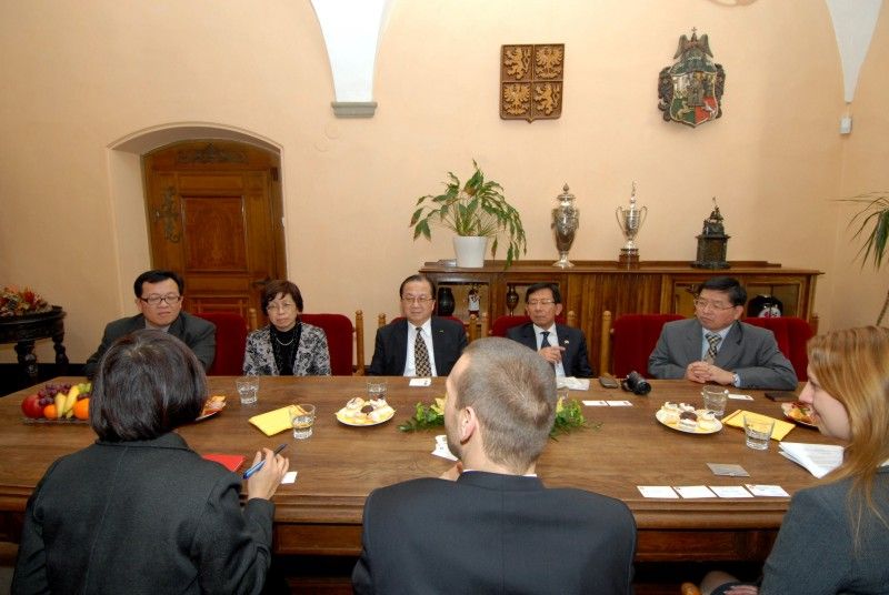 Na plzeňskou radnici zavítali (20.2.2012) po návštěvě hejtmanství zástupci Tchajpejské hospodářské a kulturní kanceláře v čele se zastupitelem Jong-jen Chiu. Krátké setkání s primátorem Martinem Baxou se vyznačovalo debatou o ekonomice, investičních příležitostech a kultuře.