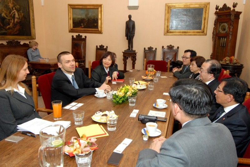 Na plzeňskou radnici zavítali (20.2.2012) po návštěvě hejtmanství zástupci Tchajpejské hospodářské a kulturní kanceláře v čele se zastupitelem Jong-jen Chiu. Krátké setkání s primátorem Martinem Baxou se vyznačovalo debatou o ekonomice, investičních příležitostech a kultuře.