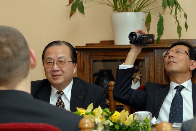 Na plzeňskou radnici zavítali (20.2.2012) po návštěvě hejtmanství zástupci Tchajpejské hospodářské a kulturní kanceláře v čele se zastupitelem Jong-jen Chiu. Krátké setkání s primátorem Martinem Baxou se vyznačovalo debatou o ekonomice, investičních příležitostech a kultuře.