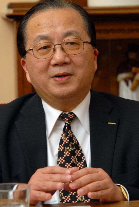 Na plzeňskou radnici zavítali (20.2.2012) po návštěvě hejtmanství zástupci Tchajpejské hospodářské a kulturní kanceláře v čele se zastupitelem Jong-jen Chiu. Krátké setkání s primátorem Martinem Baxou se vyznačovalo debatou o ekonomice, investičních příležitostech a kultuře.